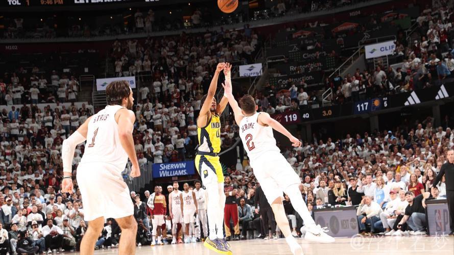 哈利伯顿抢断反击秀暴扣 亚历山大失误致命