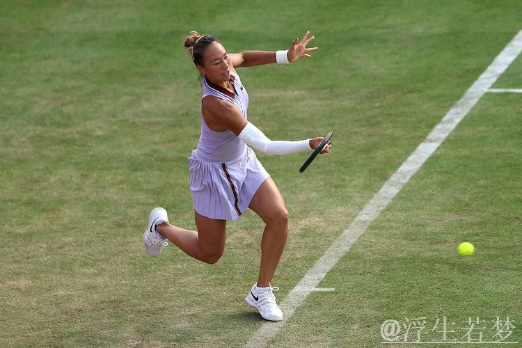 郑钦文草地赛季首战逆转取胜，期待更进一步表现